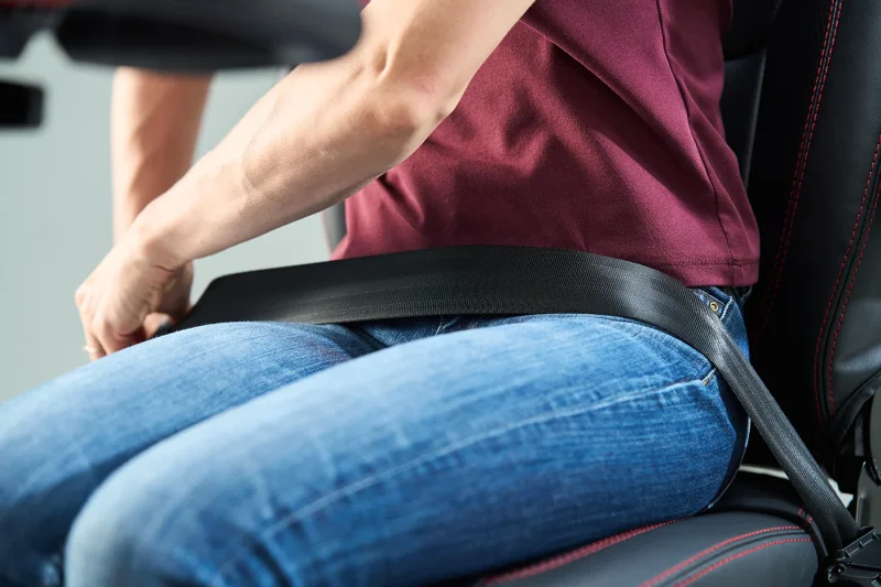 Retractable-seat-belt-with-safety-alert